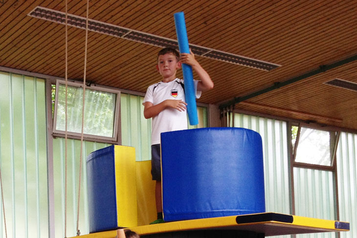 Kind balanciert auf Bewegungsmaterial